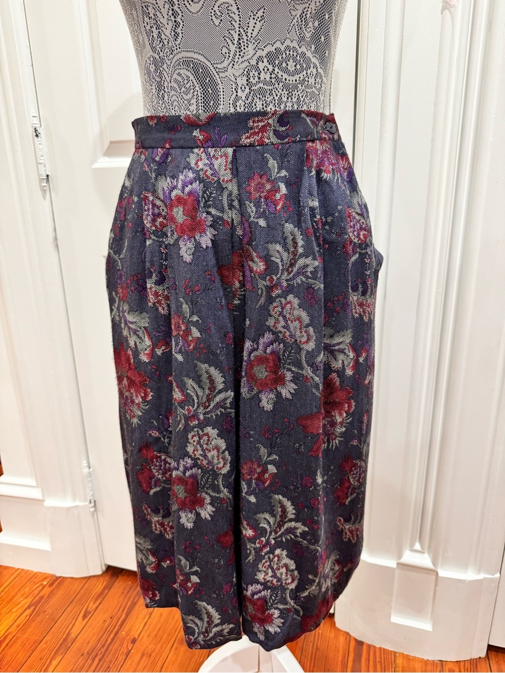 Vintage Jos. A. Bank Navy Floral Midi Skirt Sz. 8
Cottagecore Academia Coquette